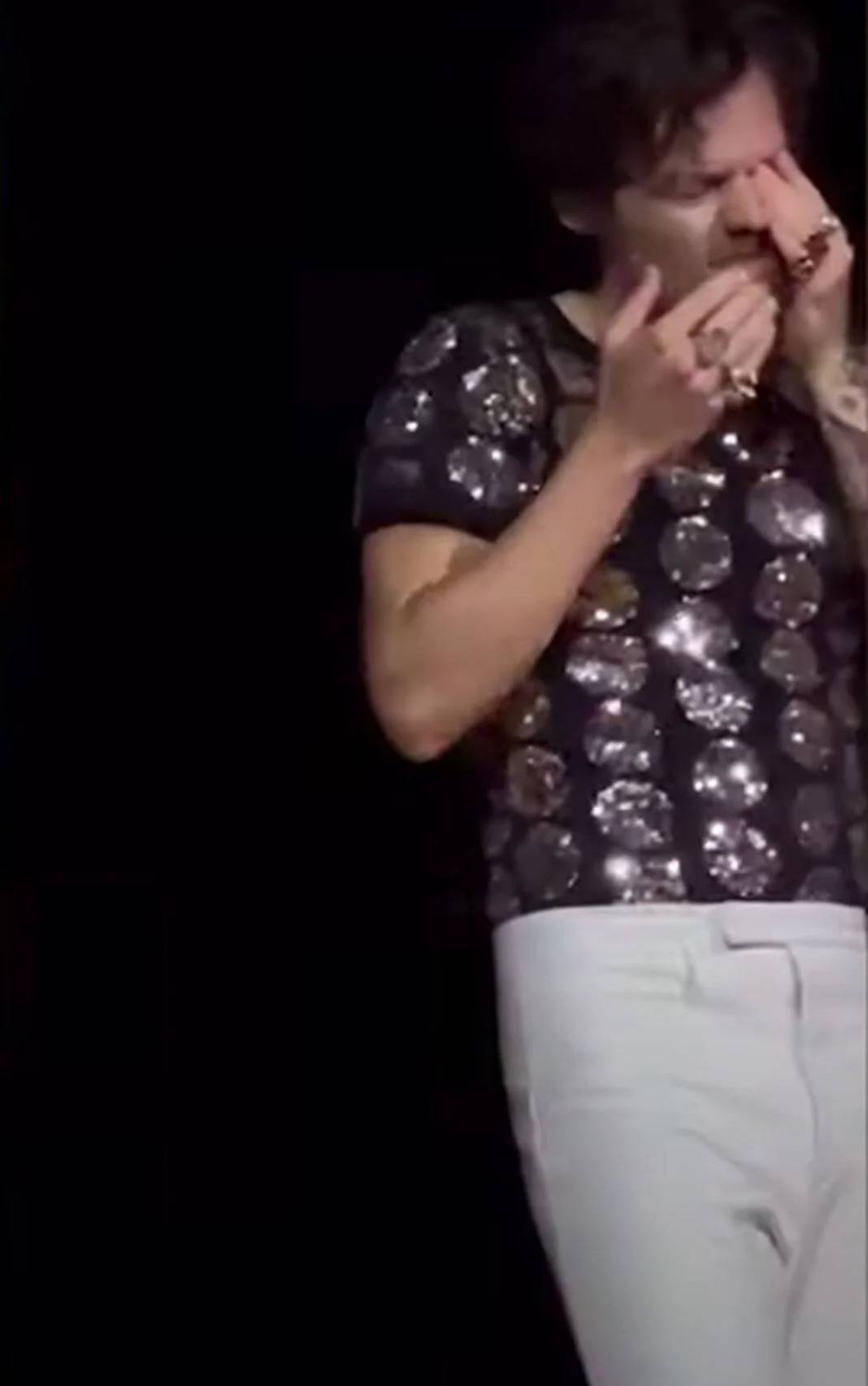 Ünlü şarkıcı sahnede şarkı söylerken gözünden vuruldu, yere yığıldı! Konserde korkunç anlar 4